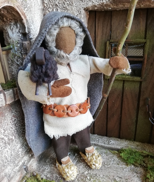 Alter Hirte mit Kleidung nach Vorrat - Krippenfigur mit handgenähtem Lamm